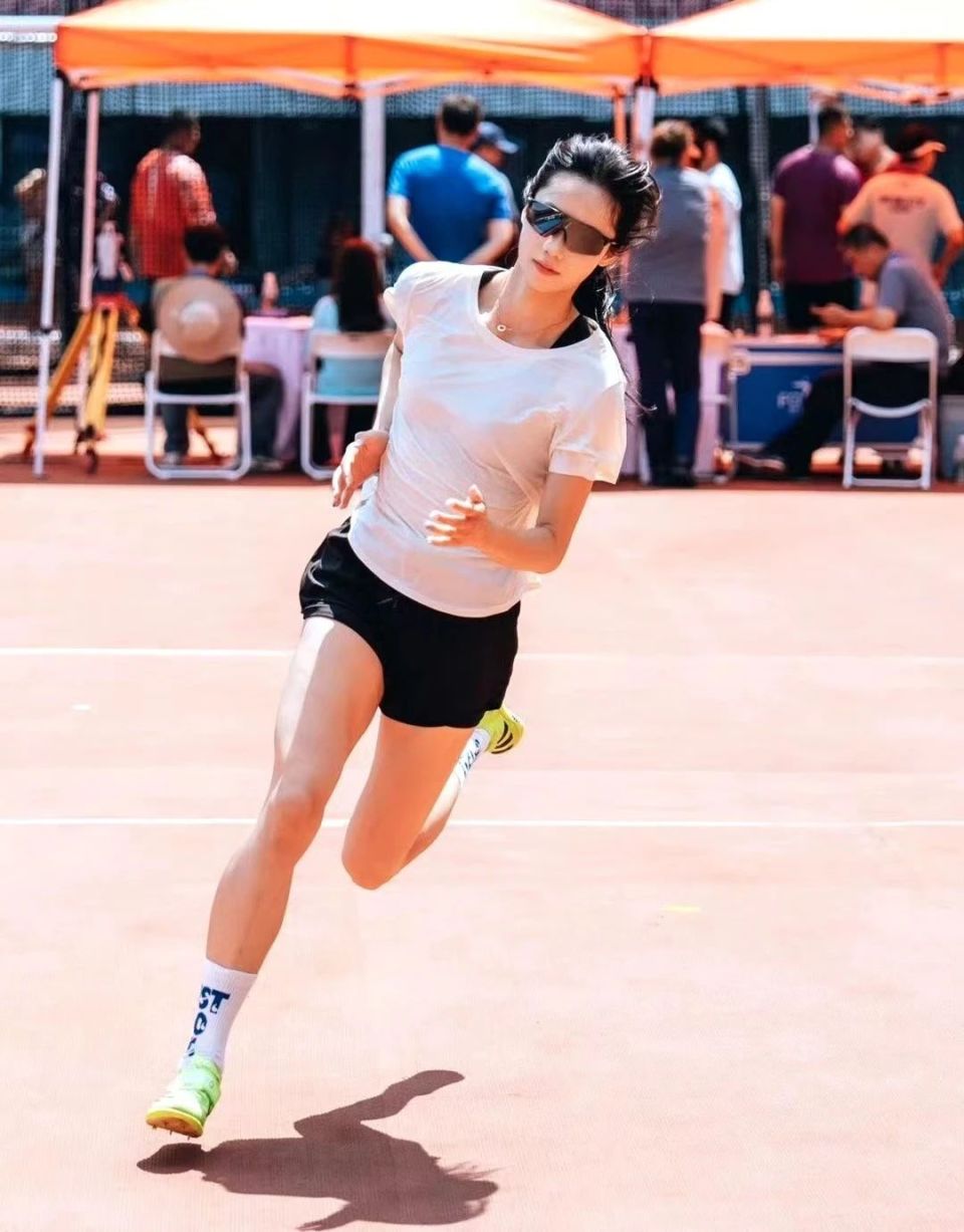 com, 扎着一个低